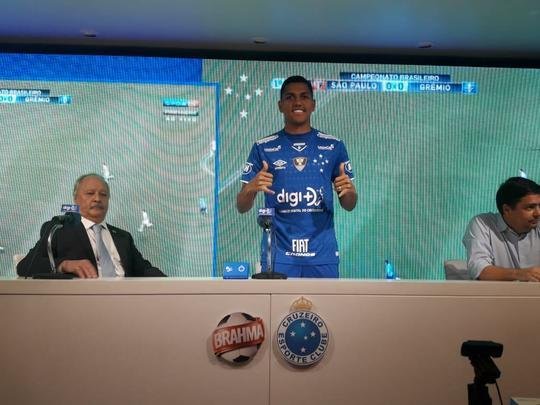 Pedro Rocha foi apresentado pelo Cruzeiro na tarde desta sexta-feira (05/04)