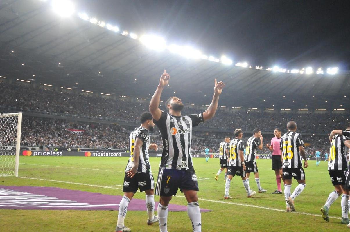 Fotos do gol de Hulk, que deu a vitria ao Galo sobre o Emelec e a classificao s quartas de final da Libertadores