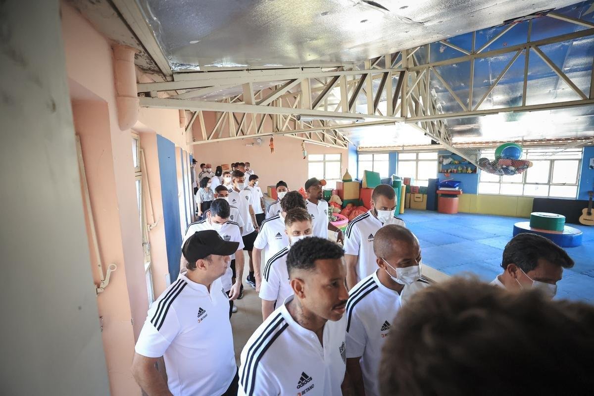 Jogadores do Atltico visitam Ncleo Assistencial Caminhos para Jesus