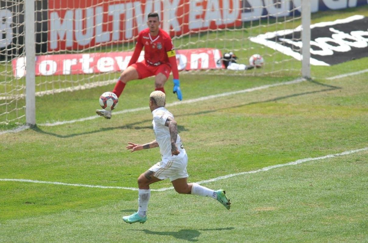 Cruzeiro e Ponte Preta se enfrentaram numa manh de forte calor em Sete Lagoas