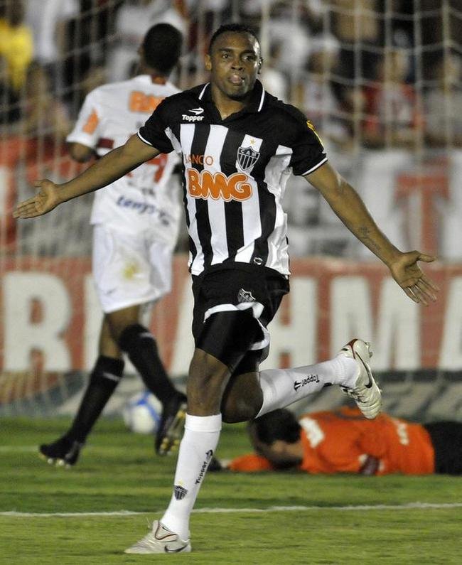 2010 - Nove vitrias, um empate e nove derrotas (49,1% de aproveitamento), com 33 gols marcados e 29 gols sofridos