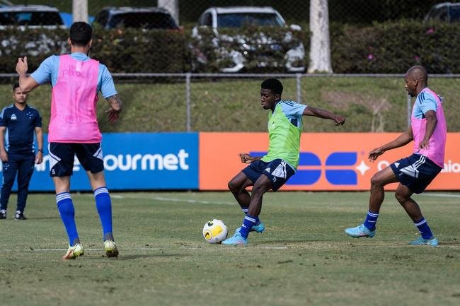 Fotos do treino do Cruzeiro neste domingo, na Toca da Raposa II. As novidades foram as presenas do atacante Rafa Silva, recuperado de incmodo no p direito, e dos recm-contratados Luis Felipe (zagueiro, ex-PSV da Holanda) e Bruno Rodrigues (atacante, ex-Famalico de Portugal)