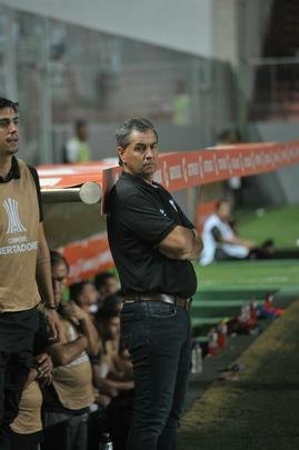Lances do primeiro tempo do duelo entre Atltico e Defensor, pela terceira fase da Copa Libertadores