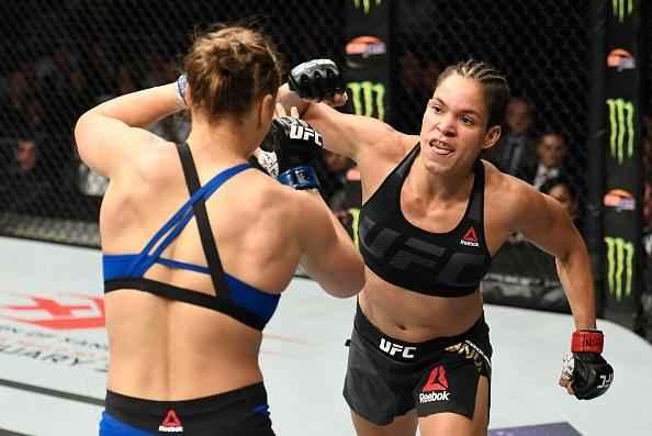 Amanda Nunes (luvas vermelhas) venceu Ronda Rousey por nocaute tcnico em 48 segundos e manteve o cinturo dos galos