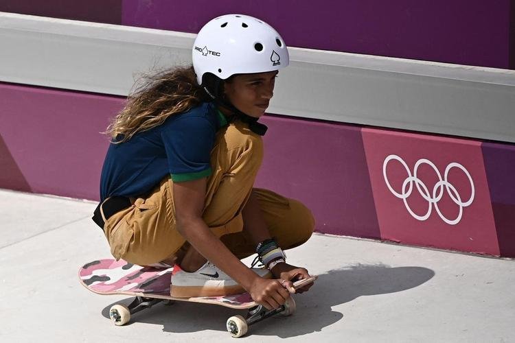 Brasileira Rayssa Leal, de 13 anos, conquista medalha de prata no skate street nos Jogos Olmpicos de Tquio. Japonesas Momiji Nishiya (ouro)  Funa Nakayama (bronze) completaram o pdio 