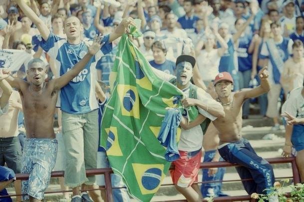 Torcida do Cruzeiro lotou Mineiro em 30 de novembro de 2003 para assistir ao duelo com o Paysandu, pela 44 rodada do Campeonato Brasileiro, que confirmaria o ttulo brasileiro e a Trplice Coroa. O pblico foi de 73.141 pagantes e gerou uma renda de R$ 827.201,00. O nmero de presentes no foi divulgado. O time celeste no decepcionou, venceu por 2 a 1, com gols de Zinho e Mota, e deu incio  festa em Belo Horizonte.