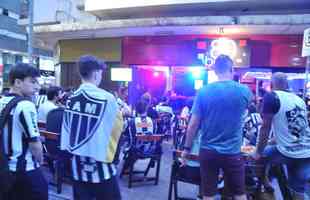 Nesta quinta-feira (2), torcedores do Atltico lotaram os bares de BH para acompanhar Bahia x Galo, jogo adiado da 32 rodada do Campeonato Brasileiro. Na imagem, bares na regio da Savassi.