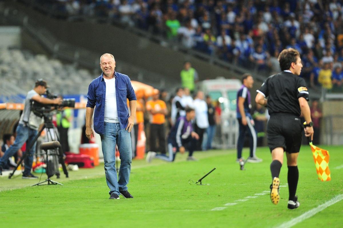 Arrascaeta sofreu pnalti de Vilches; Sass cobrou com categoria e ampliou para 3 a 0