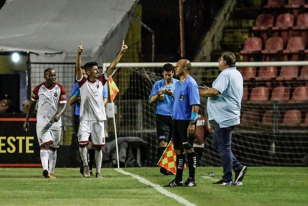 No segundo tempo, o Sport ainda ampliou o placar com Jean Patrick. Porém, com a expulsão do capitão Sander, o Imperatriz tomou a iniciativa do jogo e chegou ao empate com dois gols de Cesinha.