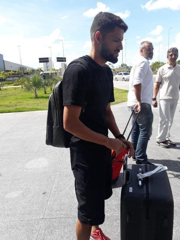 Volante Jadson, de 25 anos, chega a BH para assinar contrato com o Cruzeiro