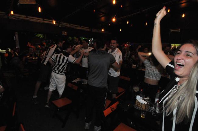 Torcedores do Atlético acompanham a partida contra o Palmeiras em alguns bares de Belo Horizonte
