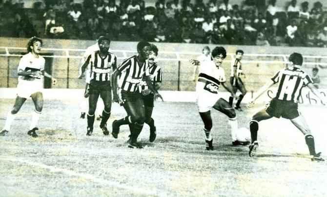 Sérgio China em ação pelo Santa Cruz na temporada de 1988 em jogo contra o Central. A partida foi vencida pelo Tricolor, no Agreste, por 4 a 0. Modelo de camisa da Adidas segue com pouca mudança