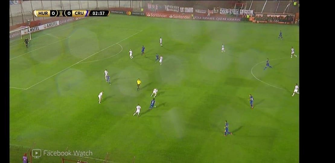 Pingos de chuva atrapalharam qualidade da transmisso da Conmebol, do jogo entre Huracn e Cruzeiro, pelo Facebook Watch