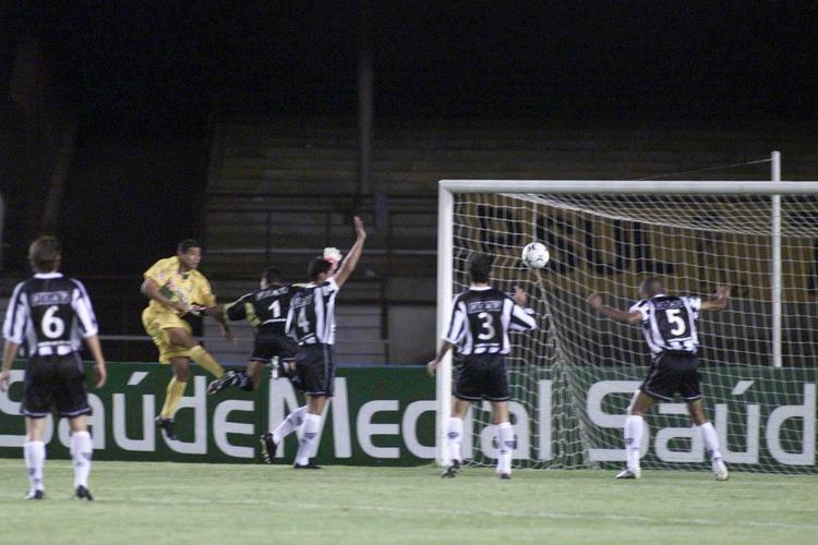Copa do Brasil de 2002 - Mais uma eliminação do Galo na semifinal da Copa do Brasil. Em 2002, o Atlético perdeu para o surpreendente Brasiliense duas vezes: 3 a 0 em BH e 2 a 1 em Brasília.
