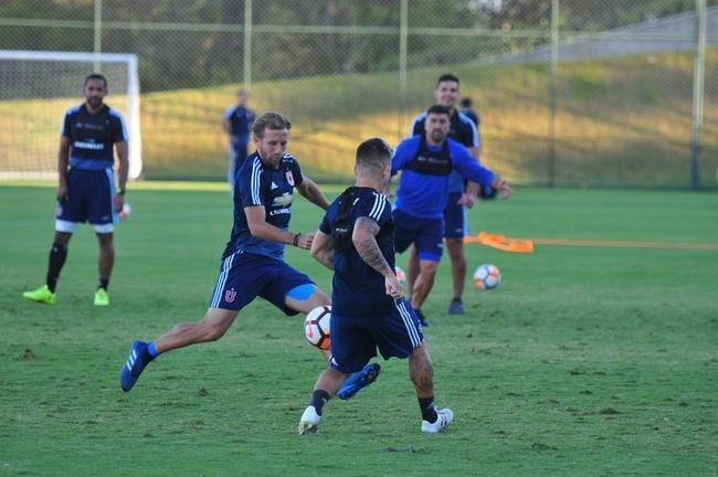 Elenco da Universidad de Chile treinou nesta tera-feira  tarde na Cidade do Galo, em Vespasiano. Time chileno se prepara para enfrentar o Cruzeiro na quinta, s 19h15, no Mineiro, pela Copa Libertadores. Tcnico Angel Guillermo Hoyos ter retornos do zagueiro Jara e do lateral-esquerdo Beausejour