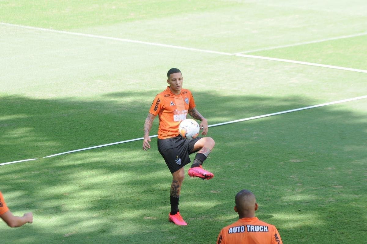Treino do Atltico nesta segunda-feira, na Cidade do Galo, contou com a volta do meia  Juan Cazares. Direo no chegou a acordo para vend-lo a clube saudita. Tcnico Rafael Dudamel relacionou 23 jogadores para a viagem a Santa Fe, local da estreia na Sul-Americana, quinta-feira, contra o Unin-ARG. Jogador equatoriano ficou fora da lista.