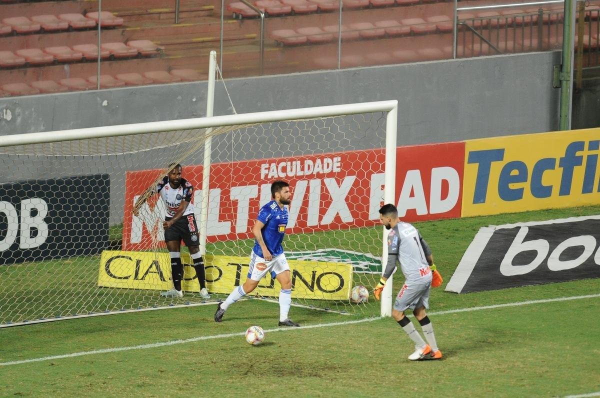 Rafael Sobis marcou gol de cobertura no goleiro Martn Rodrguez, do Operrio-PR