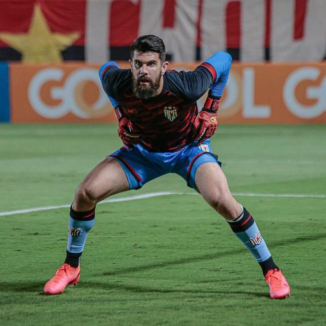 Fernando Miguel, que passou por Vasco e Atlético-GO, foi o 9º goleiro com mais minutos em campo em 2021: 5914. Ele participou de 66 jogos.