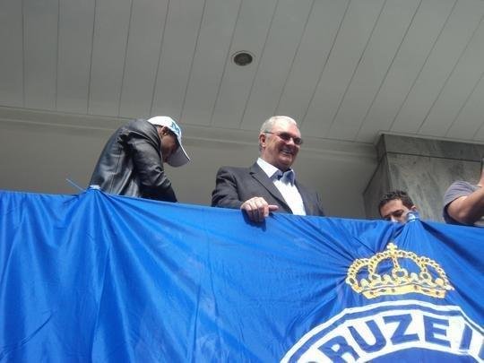 Novo reforo do Cruzeiro, Jlio Baptista foi recepcionado pelo presidente Gilvan de Pinho Tavares e acenou para torcedores da sacada da sede administrativa no Barro Preto
