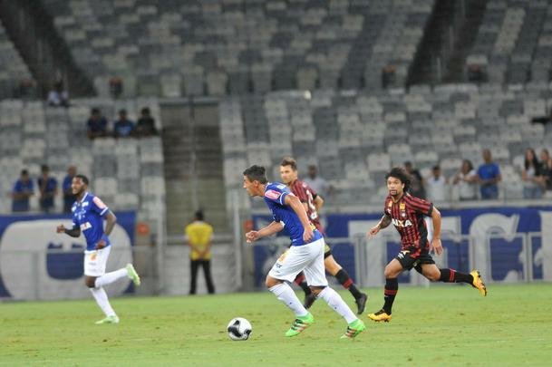 Cruzeiro e Atltico-PR jogaram no Mineiro pela terceira rodada do Grupo C da Primeira Liga