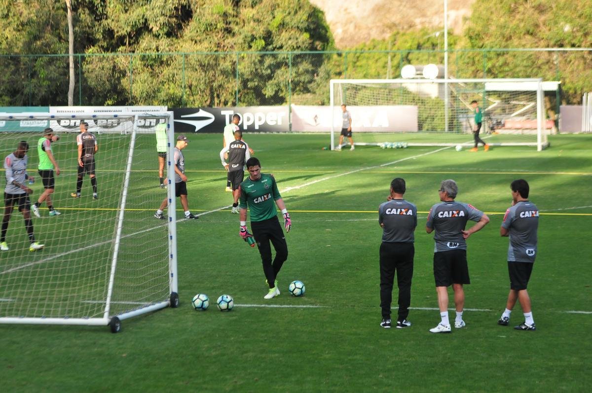 O tcnico Oswaldo de Oliveira foi apresentado na tarde desta tera-feira e, em seguida, comandou treino na Cidade do Galo