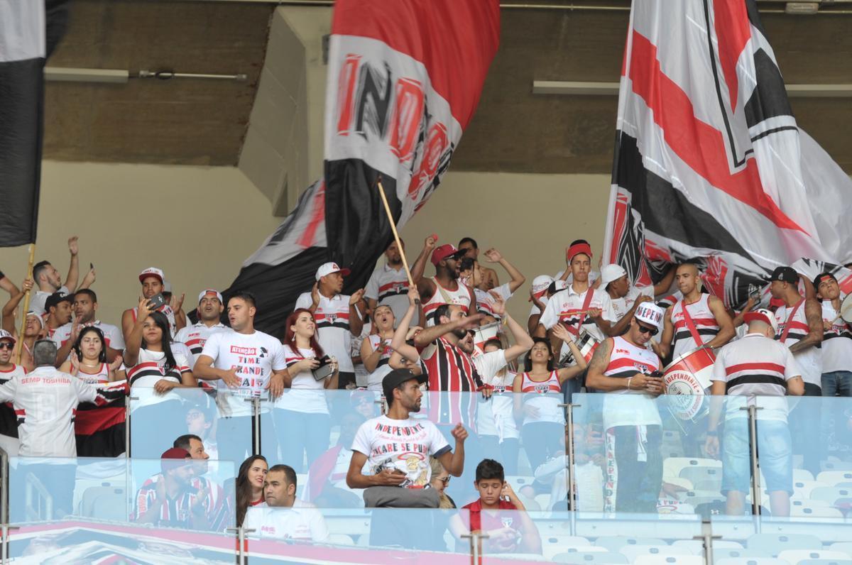 Imagens das torcidas de Cruzeiro e So Paulo no Mineiro