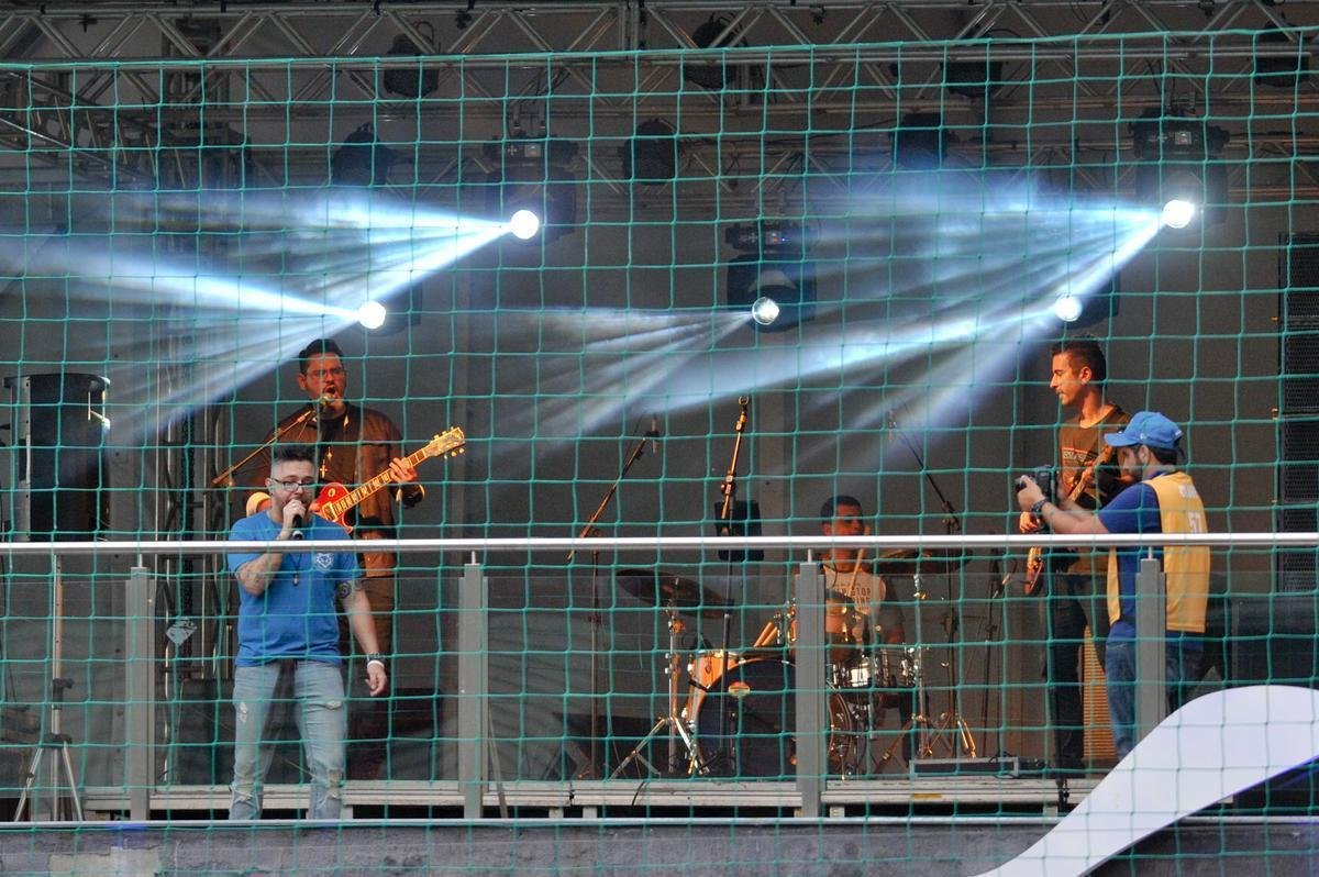 Jogadores, integrantes da comisso tcnica e dirigentes do Cruzeiro recebem faixas alusivas ao ttulo da Copa do Brasil