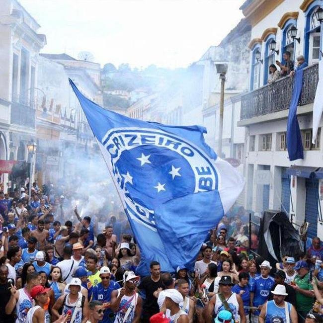 Cerca de 8 mil folies foram s ruas de So Joo del-Rei para acompanhar o Bloco Raposo, nesse sbado de Carnaval