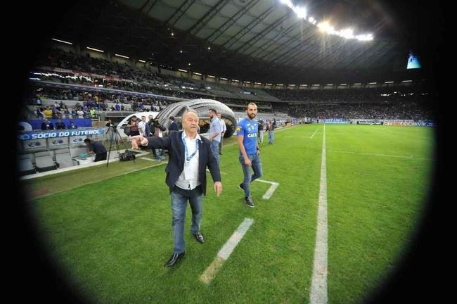 Atacante Barcos, novo reforo do Cruzeiro, foi ao Mineiro, assistiu  partida contra o Atltico-PR pela Copa do Brasil e foi apresentado  torcida pelo presidente Wagner Pires de S