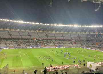 A Minas Arena, administradora do estádio, tem sido criticada pelas condições do campo de jogo; times mineiros têm jogado em outros estádios