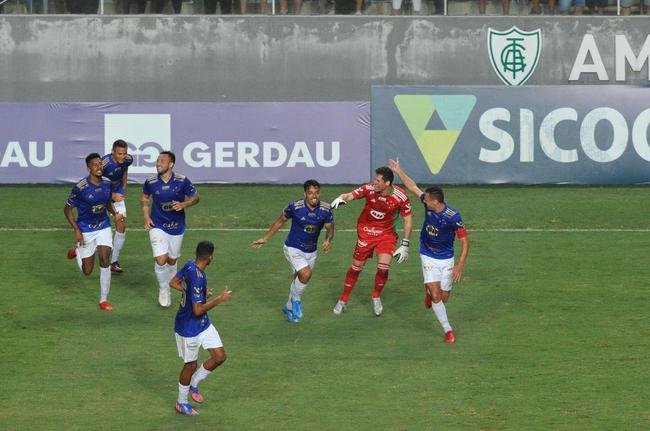 Depois de muito insistir, Cruzeiro abriu o placar com latera-esquerdo Matheus, em cobrana de falta: 1 a 0