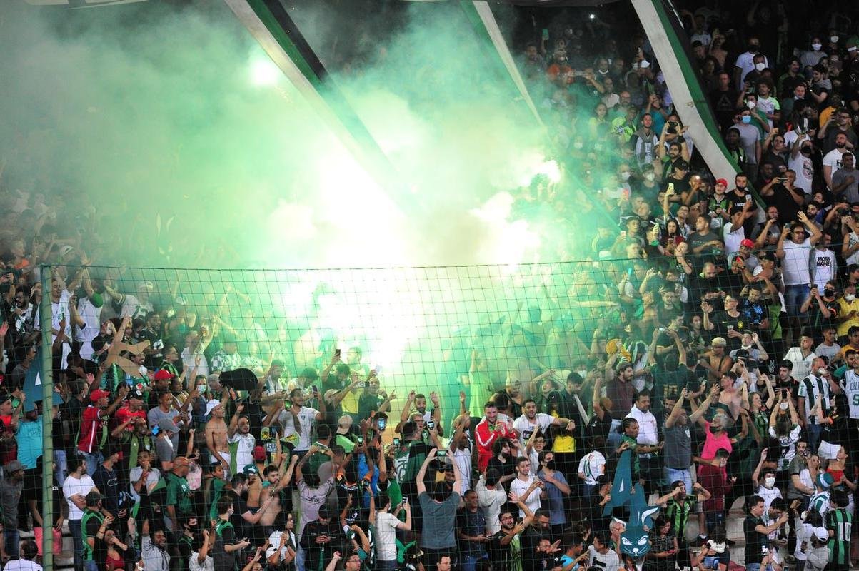 Ademir marcou dois gols na etapa final e colocou o Amrica em vatagem: 2 a 0