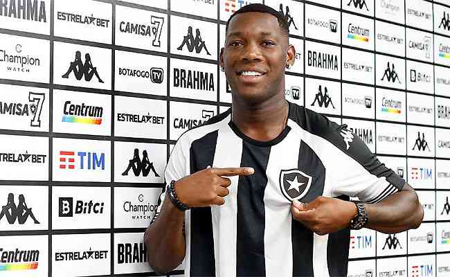 Patrick de Paula exibe o escudo com a estrela solitria do Botafogo: volta para casa 
