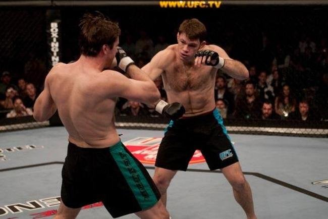 Imagens da final do The Ultimate Fighter 1, entre Forrest Griffin e Stephan Bonnar, vencida por Griffin