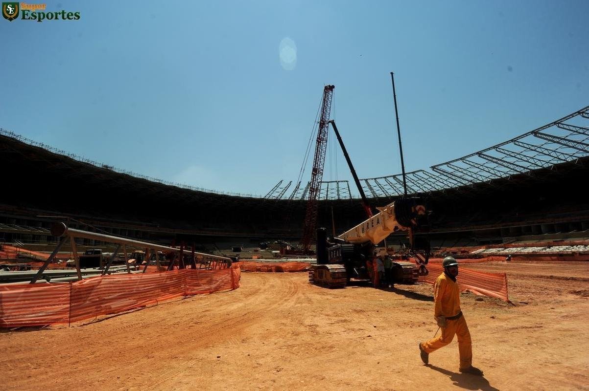 10/09/2012 - Instalao dos tubos que sustentaro as membranas da nova cobertura do Mineiro.