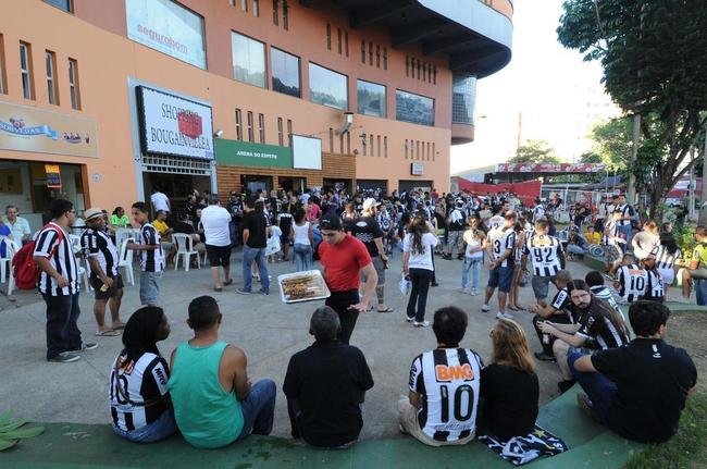 Atleticanos, devotos de 'São Victor', celebram dia da defesa que marcou campanha da Libertadores 2013
