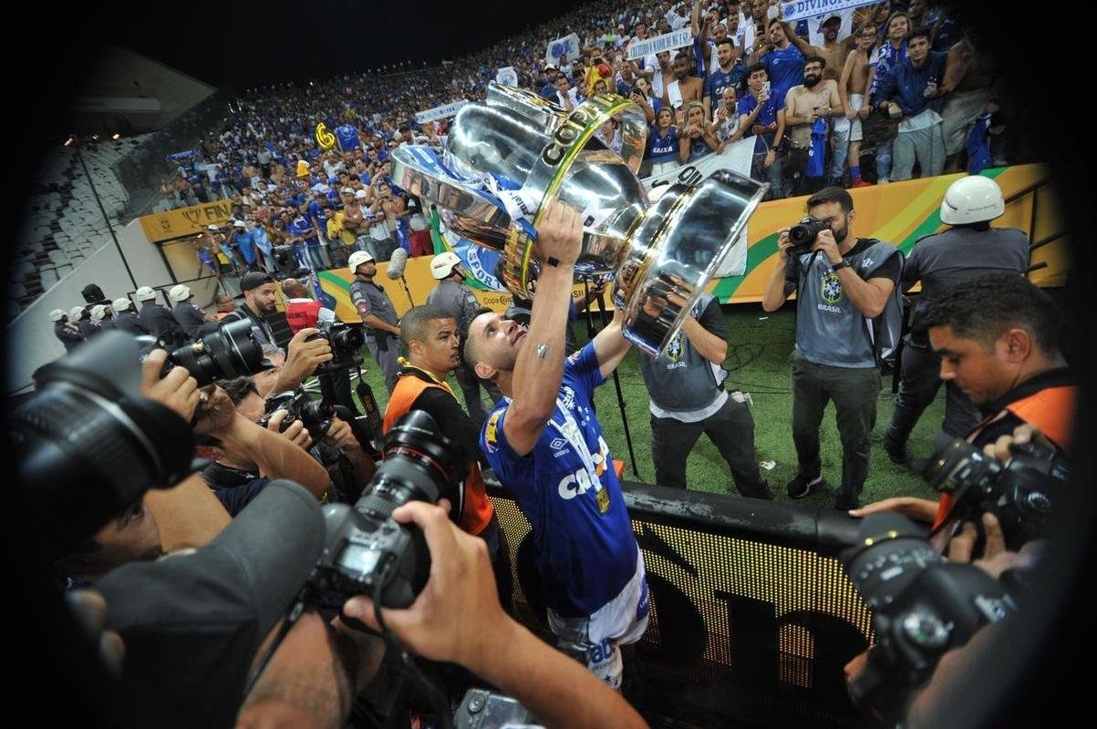 Seja em campo, nas arquibancadas da Arena Corinthians ou nas ruas de Belo Horizonte, os cruzeirenses comemoraram bastante a conquista do sexto ttulo da Copa do Brasil. O clube se tornou o maior vencedor isolado da histria do torneio, deixando para trs o Grmio, que ganhou cinco vezes. Veja as melhores imagens da celebrao de jogadores, dirigentes e torcedores!