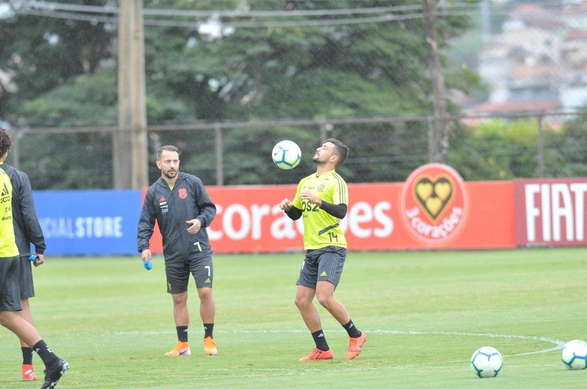 Para treino do Flamengo, Arrascaeta retornou  Toca da Raposa II pela primeira vez aps deixar o Cruzeiro