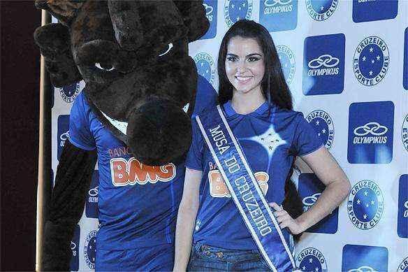 Em 2012, terceiro uniforme apresentou estrelas azuis em fundo branco