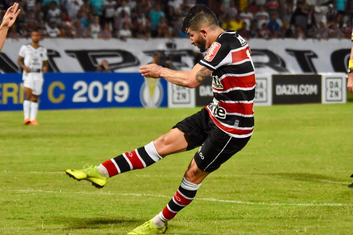 Em jogo movimentado, Santa Cruz e Treze se enfrentaram pela estreia da Série C de 2019. O time paraibano saiu à frente no primeiro tempo, com vantagem de 2 a 0 no placar. Com a virada após o intervalo, o Santa Cruz pressionou, mas o empate só viria após a invasão de um cachorro. Batizado depois de 'Pipicão', o cão foi retirado de campo pelo goleiro Anderson, e daí por diante o Santa empatou com gols de Neto Costa e Guilherme Queiroz, ambos reservas da equipe na ocasião.