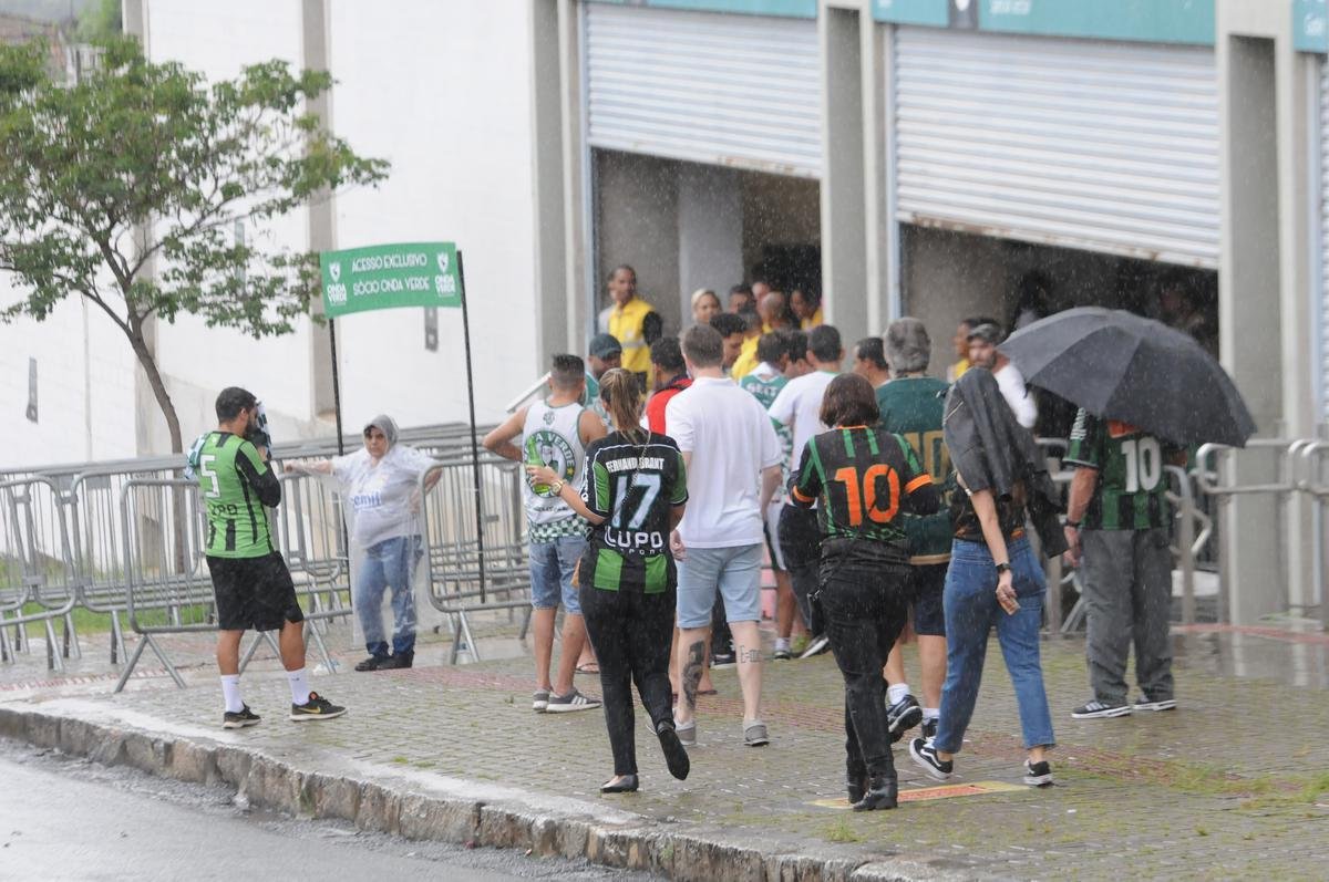 Torcedores do Amrica na partida contra o Tombense, no Independncia, em Belo Horizonte, pela stima rodada do Campeonato Mineiro. Coelho venceu por 2 a 1 e assumiu a liderana do Estadual