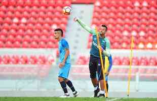 Fotos do treino do Cruzeiro no estdio Libertadores de Amrica, casa do Independiente, em Avellaneda. Time celeste fechou preparao para o jogo contra o Racing, s 21h30 desta tera-feira, no El Cilindro, pela primeira rodada do Grupo 5 da Copa Libertadores (Ramon Lisboa/EM D.A Press)