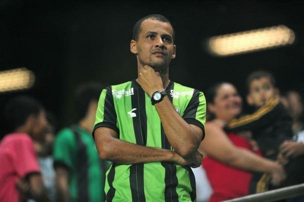 Equipes se enfrentaram nesta segunda-feira, s 20h, pela sexta rodada da Srie B do Brasileiro