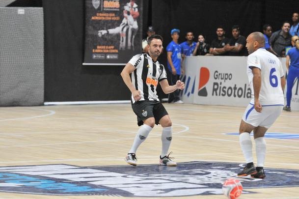 Jogo festivo e solidrio reuniu craques do futsal mineiro em BH