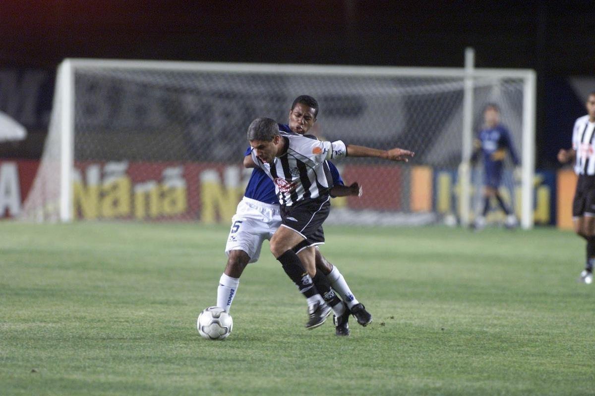 Augusto Recife tenta desarmar Ricardinho em partida entre Cruzeiro e Santos, no Mineiro, pelo Brasileiro de 2004. Equipes empataram por 4 a 4.