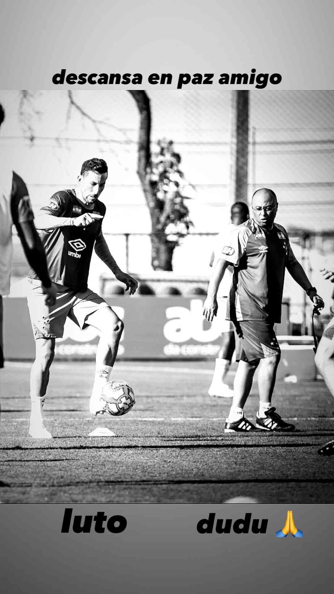 Os jogadores do Cruzeiro homenageiam o preparador físico Dudu, falecido nesta quarta-feira