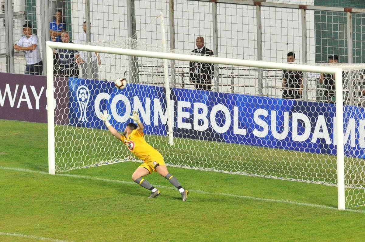 Depois de vitria do Atltico por 1 a 0 no tempo normal, Victor pegou trs pnaltis do Unin La Calera e levou o time alvinegro s oitavas de final da Sul-Americana