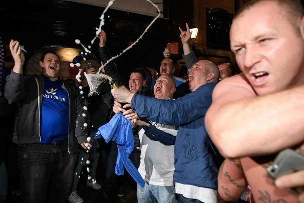 Empate entre Tottenham e Chelsea, por 2 a 2, garantiu o título inglês ao Leicester