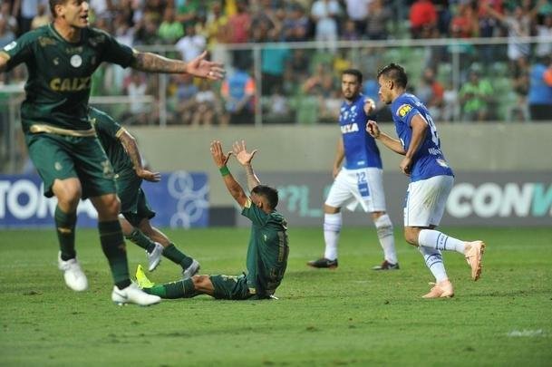Aos 35 minutos do segundo tempo, Ded derrubou Matheusinho na rea. Os americanos reclamaram pnalti no lance, mas o rbitro Heber Roberto Lopes no marcou. O Cruzeiro venceu o clssico contra o Amrica por 2 a 1, neste domingo, no Independncia. 
