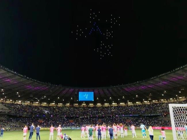 Em baile no c�u, drones levaram torcedores do Cruzeiro ao del�rio no Mineir�o depois do jogo com o Ituano. Em sobrevoo, foram formadas frases e palavras felicitando o clube pelo t�tulo e pela volta � S�rie A